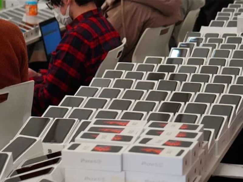 The Japanese government gave 2,000 iPhones to passengers stuck on a cruise ship where nearly 200 coronavirus cases have been&nbsp;confirmed
