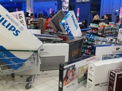 Shop Mistakenly Puts TV Worth Rs 31,500 For Sale At Rs 2,450, Customers Refuse To Pay Or&nbsp;Leave